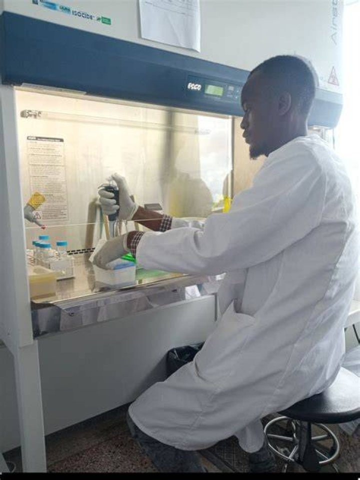 Can microbiologist work in hospital?