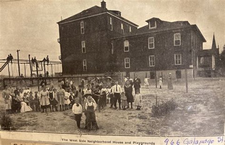 Did settlement houses help immigrants?
