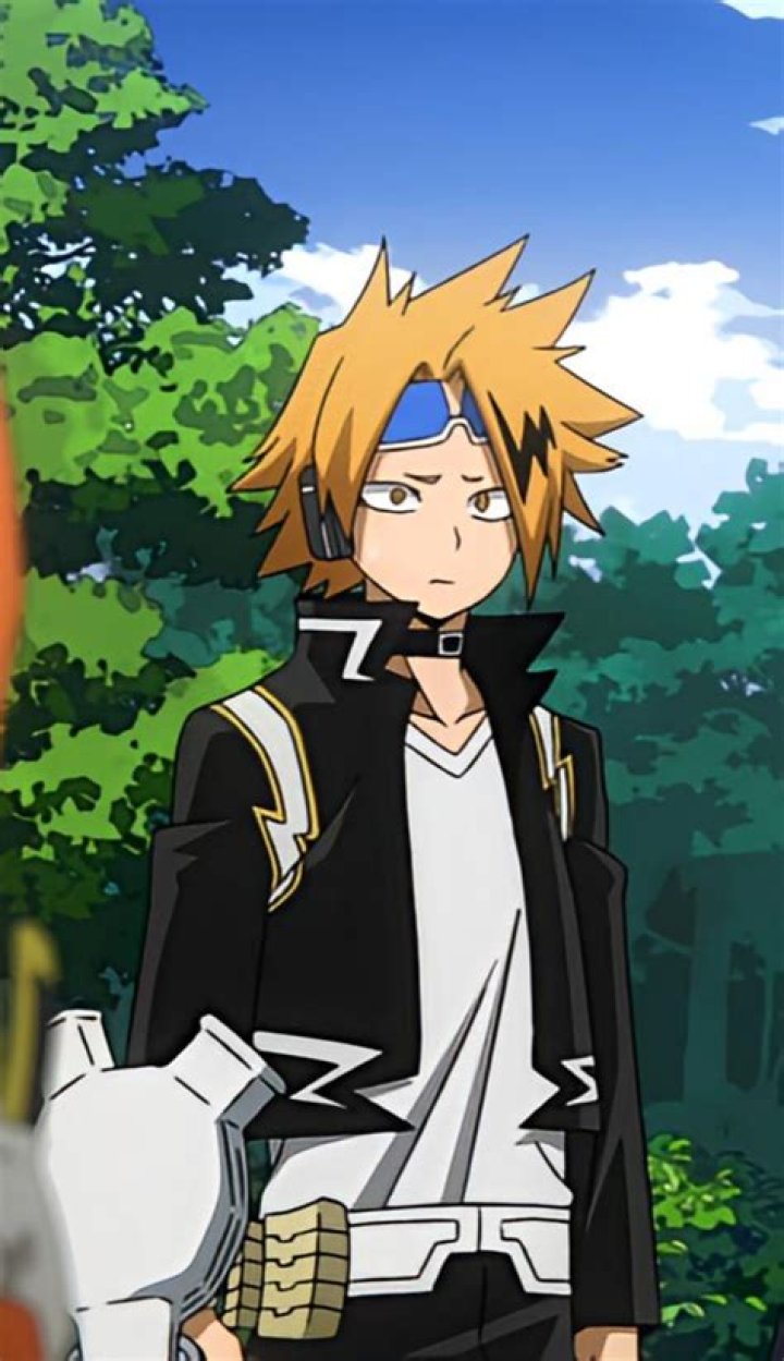Does denki wear a choker?