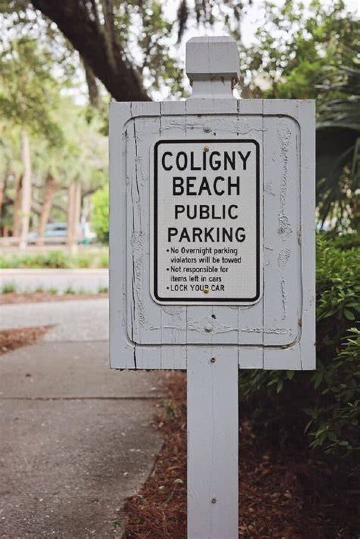 Is coligny beach parking free?