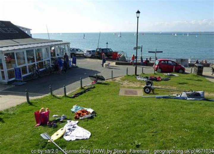 Is gurnard beach dog friendly?