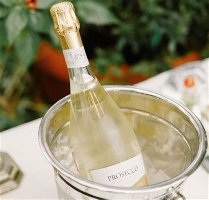 Should prosecco be kept in the fridge?