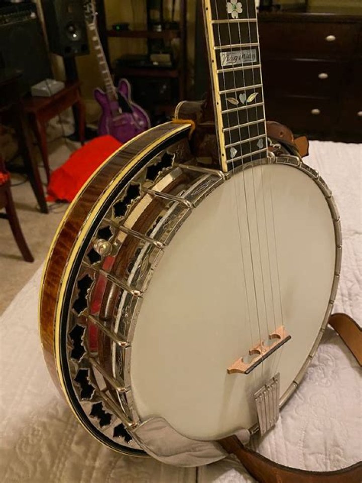 Where are stelling banjos made?