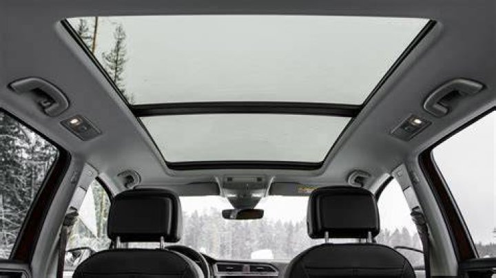 Which ford escapes have a sunroof?
